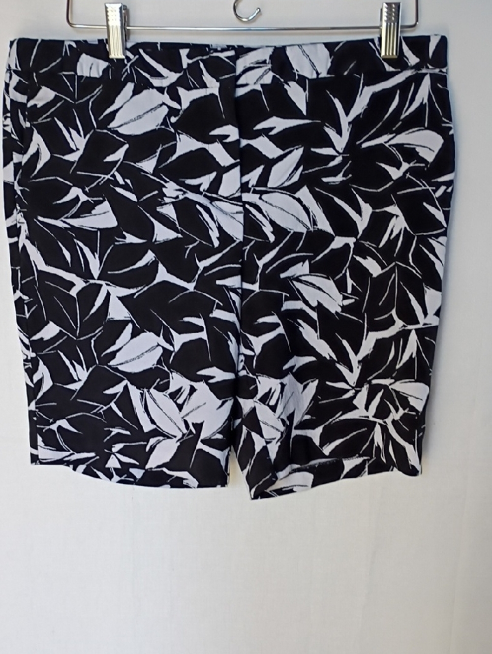 Mario Serrani Women's Black and White Leaf-Print Shorts Size 12 - Picture 4 of 11